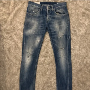 Dondup jeans blå  - Snygga blå dondup jeans med slitningar modellen är George skinny fit storlek 31 och säljer pågrund utav att dom är för stora för mig så säljer detta fina plagg för ett extremt bra pris 799kr men för den som gör en smidig affär och snabb 699 skickar bara med postnord 