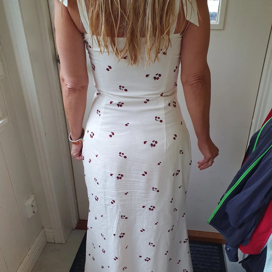 Adoore Belgatto midiklänning med smala axelband - 2