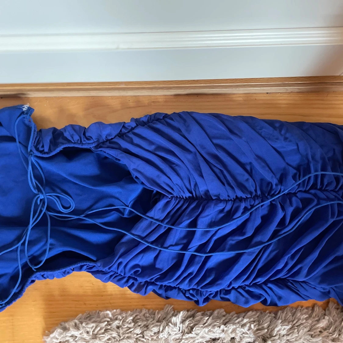 Blå draperad meshklänning med snörning - 1