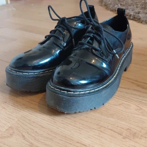 Boots från duffy - Skor i faux-läder, knappt använda, säljs främst då jag aldrig använder dom. Storlek 38, Pris kan diskuteras.