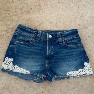 Jättefina jeansshorts med spets🤍 - Skitsnygga jeansshorts från H&M i storlek 164. Använda fåtal gånger och finns inga defekter. Midja: 33 cm💞