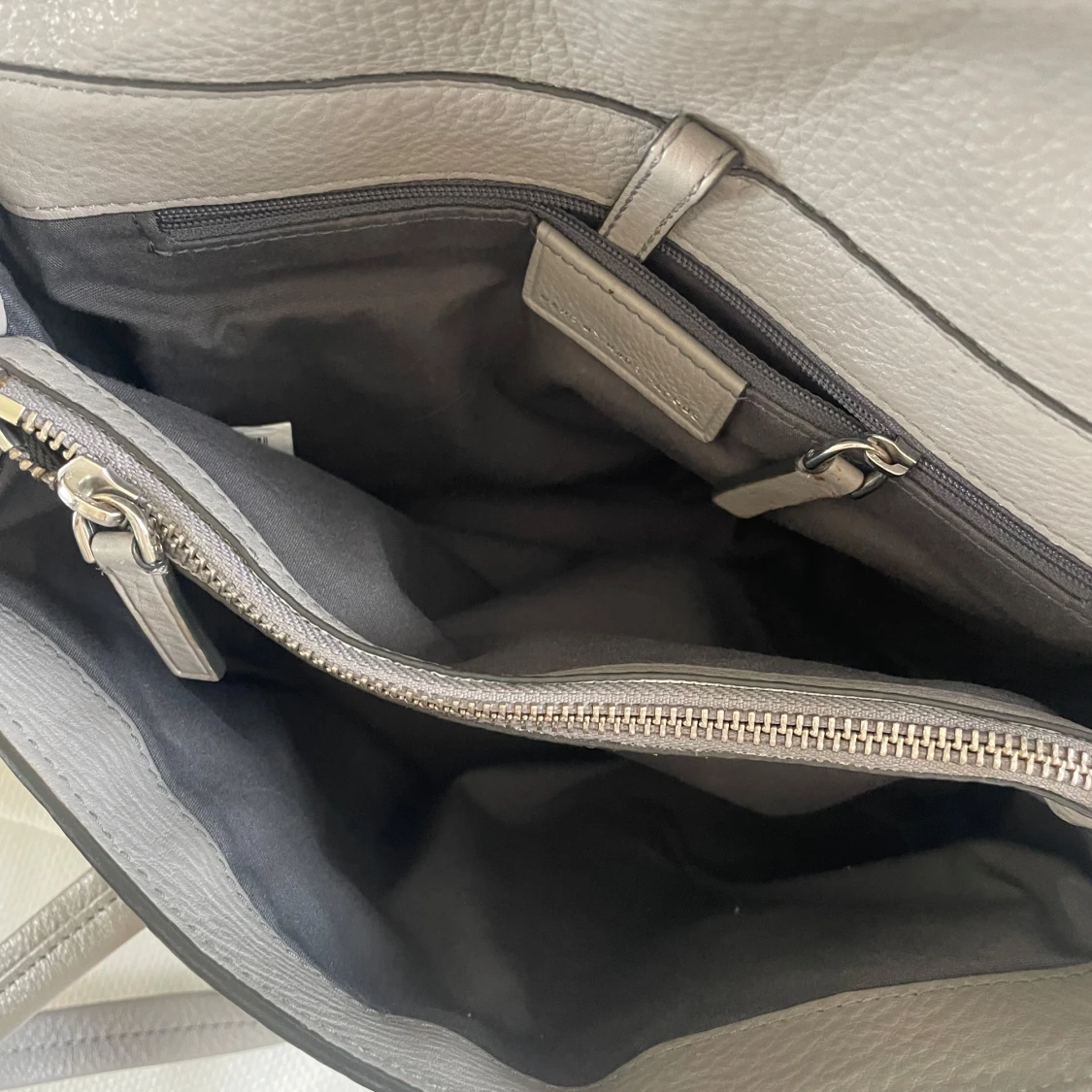 Grå handväska från Marc Jacobs - 3