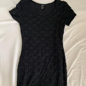 svart spetsklänning  - Fin spetsklänning från H&M! Bara använd 1 gång. Ärmarna är genomskinliga. Pris kan diskuteras 🖤  - Klänningen är ca 83 cm lång och sträcker sig strax ovanför mina knän (jag är 163 cm). 