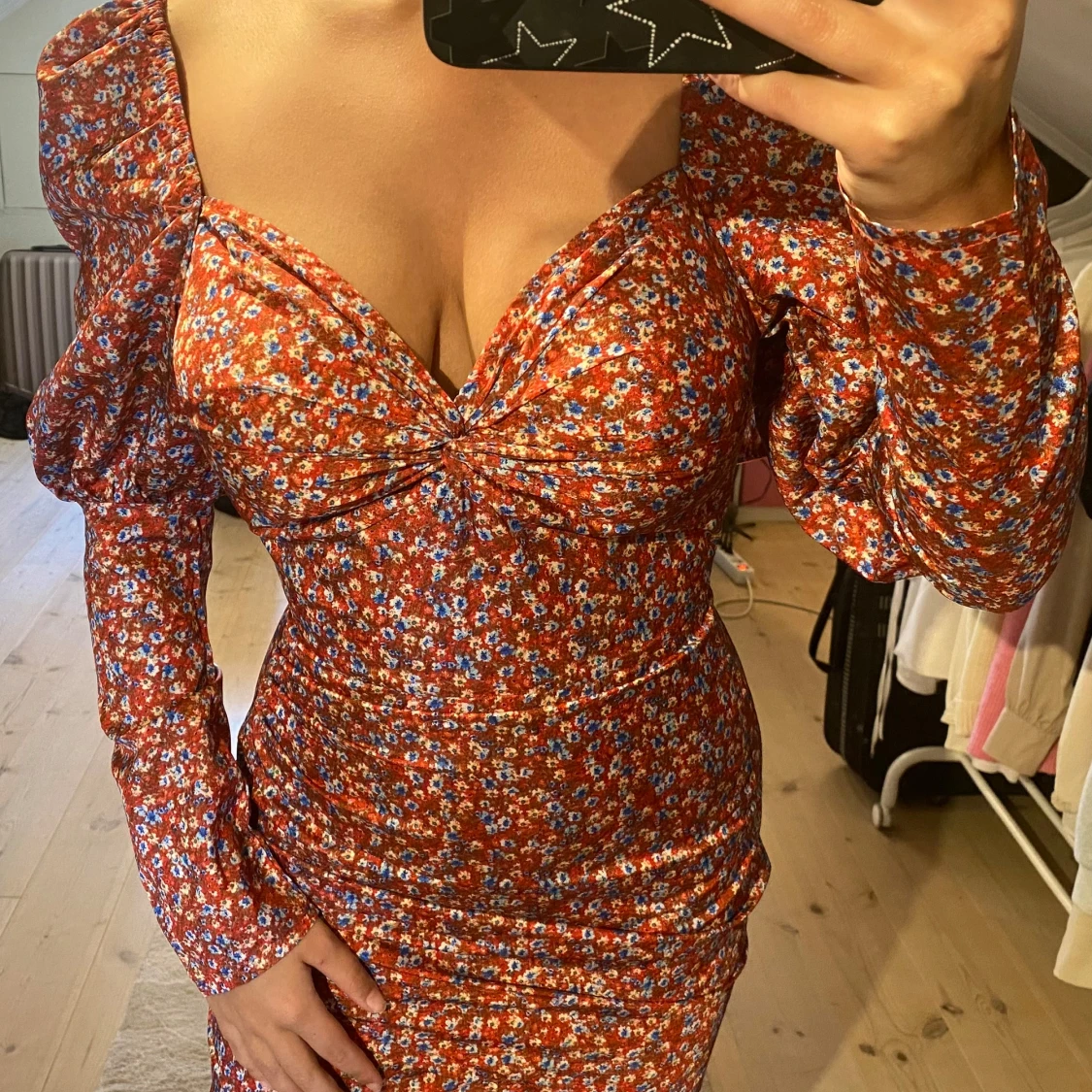 Röd blommig långärmad klänning - 1