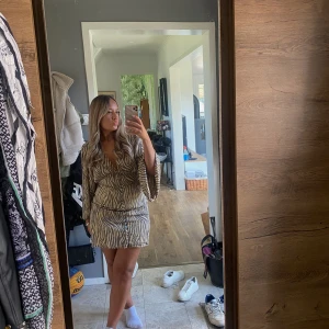 Adoore klänning - Säljer nu min fina adoore klänning i zebra mönster. 💓💓 Endast använd en gång så, så gott som ny. Perfekt för en mysig middag eller någon sommarfest.🥂