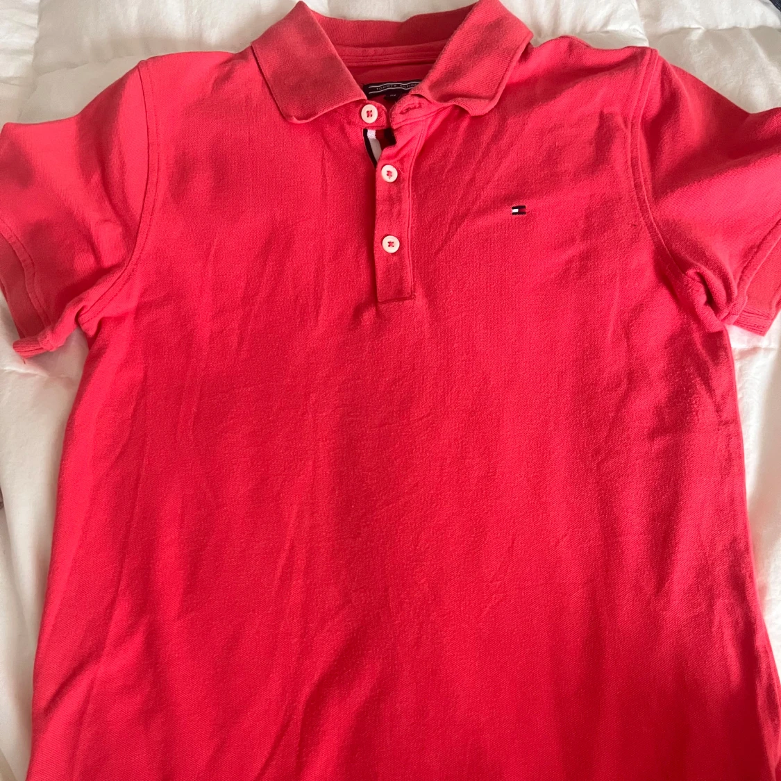 Rosa tajt pikétröja från Tommy Hilfiger