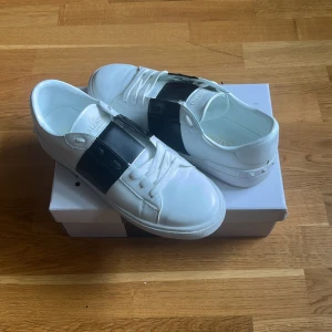 Valentino Garavani Open sneakers vit/svart - Sälja Valentino open helt nya. Storlek 43. Pris kan diskuteras 🙌