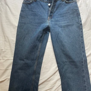 Klassiska blå raka jeans - Säljer ett par klassiska blå jeans med rak passform och mellanhög midja. De har en fläck som jag inte testat att få bort i tvätten men som inte riktigt syns så mkt. 