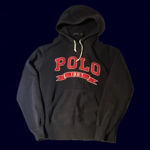 Ralph lauren hoodie - Säljer en Ralph lauren hoodie i stl S, passar på folk på typ 170-175Skicket är jätte bra!