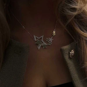 IOAKU Multi Star Necklace - Ett nästan helt oanvänt halsband från IOAKU som jag nu säljer då det inte kommer till användning! Nypris 699:- Hör av dig vid frågor!