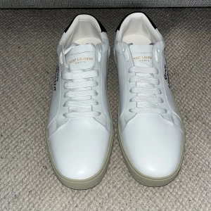 Saint Laurent vita sneakers  - Snygga vita sneakers med saint Laurent logga. Helt nya mycket bra skick. Storlek 43. Box ingår fråga om minsta fundering. Dm om mer information innan köp!