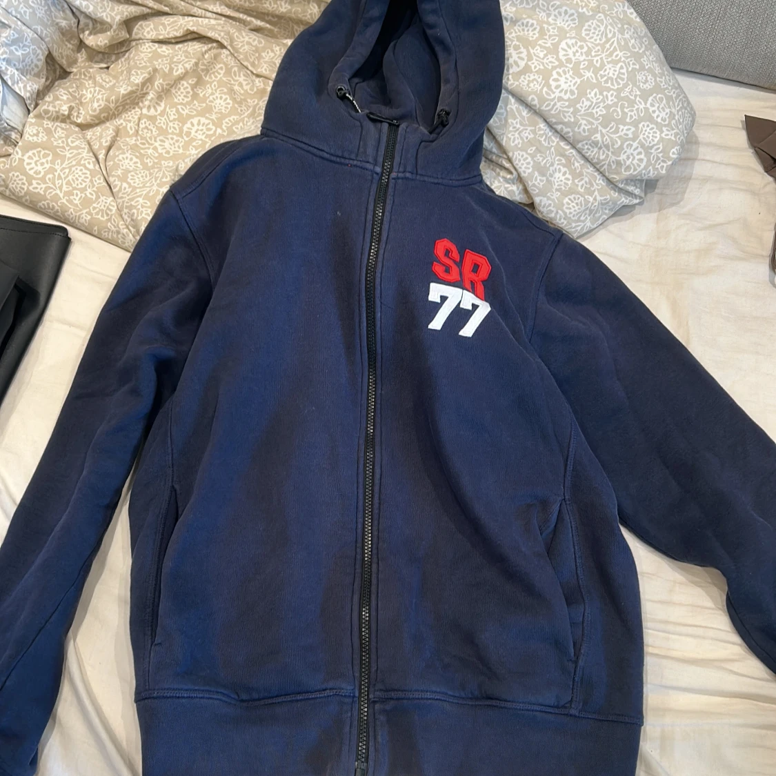 Mörkblå hoodie Sail Racing SR77
