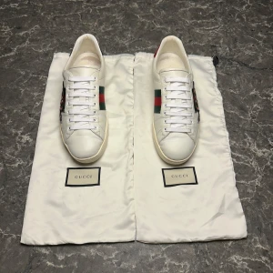 Gucci ace snake - Säljer ett par otroligt snygga skor från det exklusiva italienska märket Gucci! Skorna är i bra skick, skulle säga ungefär 8,5/10. Nypris ligger på över 9000kronor men vi säljer våra för endast 2399 och kan gå ner i pris ännu mer vid snabb affär! Skriv gärna ifall det är några funderingar, allt bästa SkoKapet