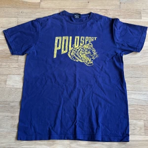 Polo Sport Tisha - Polo sport tisha köpt secondhand i Paris, mer lila såsom på andra bilden. Otroligt fet men lite stor:(