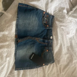 True religion jeanskjol - Säljer denna jättesnygg true religion jeanskjolen i Waist 25! 💕 aldrig använd, därav som ny! ☺️