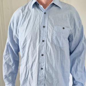 Ljusblå skjorta från Country Club XL - Säljer en ljusblå skjorta från Country Club.