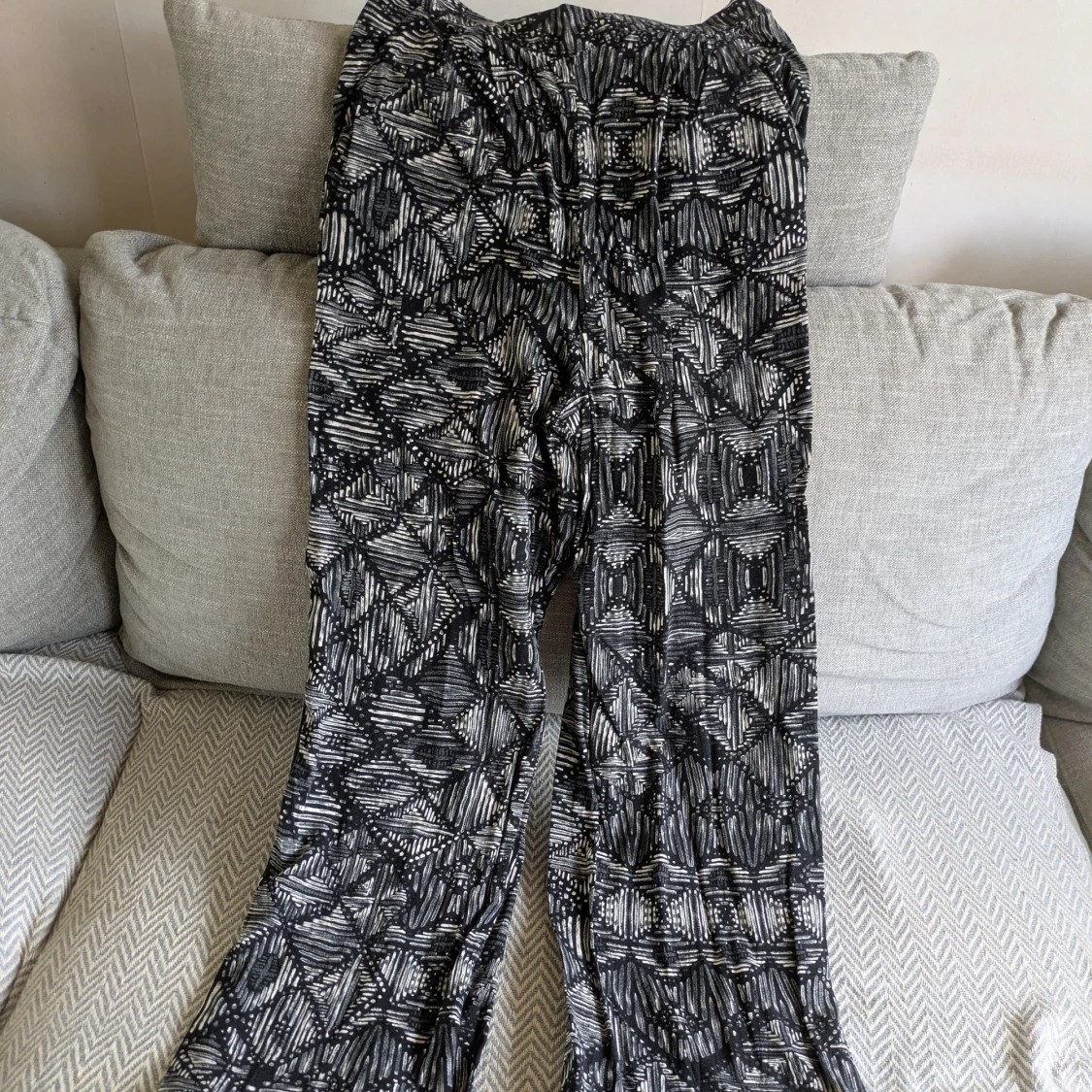 Svarta tunna byxor med resår