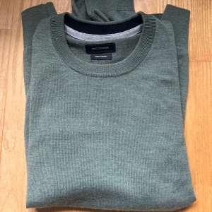 Olivgrön stickad tröja Paul Hunter - Snygg olivgrön stickad tröja från Paul Hunter. Skicket är mycket bra och bara använd någon renstana gång, 9/10. Skriv gärna om du har frågor👍