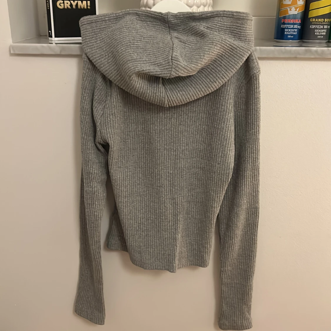 Grå ribbad hoodie från Gina Tricot - 1