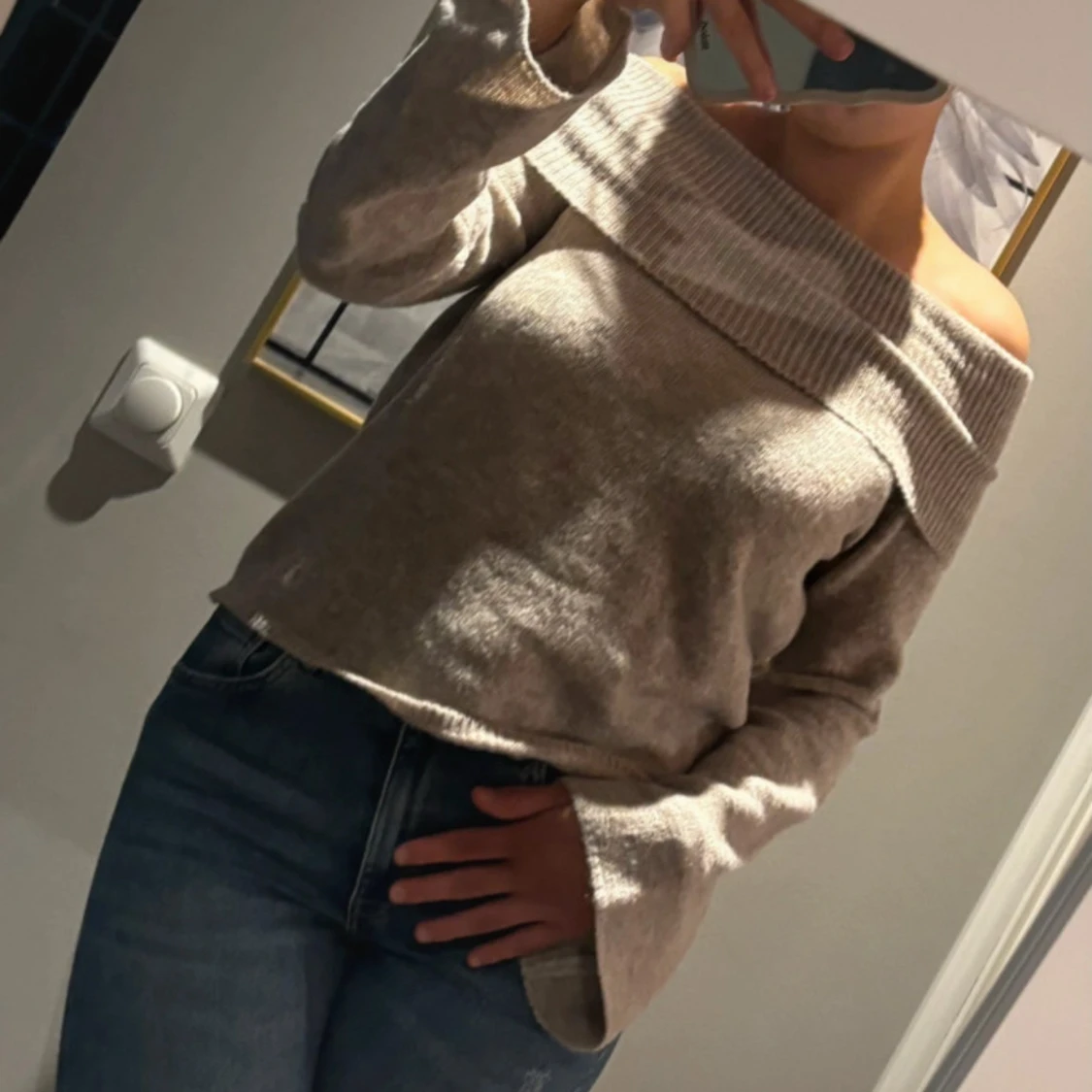Beige offshoulder stickad tröja