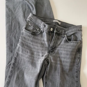 mörkgrå/svarta lågmidjade bootcut jeans - fina mörkgrå/svarta jeans i bootcut och lågmidjade, ifrån gina tricot (perfect jeans). stretchiga men normala i storleken. dem är använda så det ända är att det är lite slitet längst ner vid fötterna på baksidan, vilket syns på sista bilden. pris kan diskuteras vid snabb handel!!