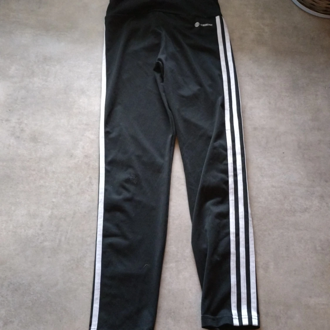 Svarta leggings med vita ränder