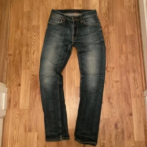  Nudie Jeans 29x32 - Säljer ett par snygga blå jeans från Nudie. Storlekar 29x32, utan några defekter alls och är mer åt slim hållet, skriv vid minsta fundering!