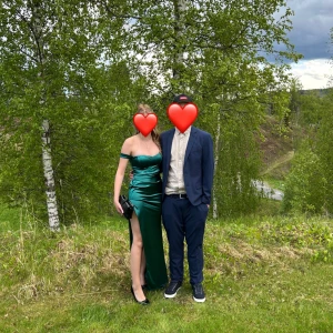 Fin grön balklänning - Köpte den begagnad här på plick och är bara använd 2 gånger så i bra skick. Klänningen är i storlek S, öppen rygg med dragkedja. Klänningen är gjord i stretch material och den har små defekter så som fläckar nere vid fötterna. (går bort med vatten och diskmedel). Jag är 172 cm lång, den blir lite kort med klackar. Annars super fin❤️Skriv för fler bilder!