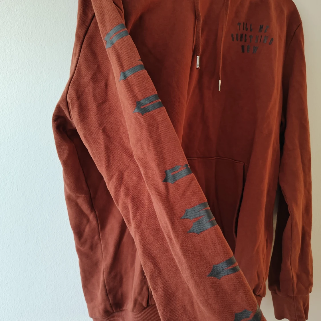 Vinröd hoodie med svart tryck - 3