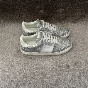 Flycrews - Flycrews nyskick! Allt og medföljer! Size 39. Alla nitar är kvar! Knappt slipade och inga defekter!