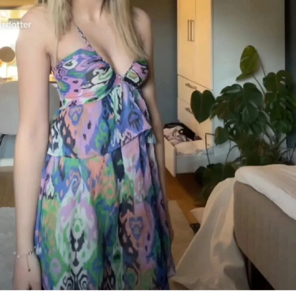 Färgglad kortklänning med volang