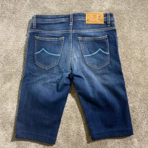 Jacob Cohen shorts - Hej! Säljer nu mina shorts från märket Jacob Cohen ,  bra skick, givetvis äkta. Tveka inte på att höra av dig om du har frågor eller funderingar kring shortsen !