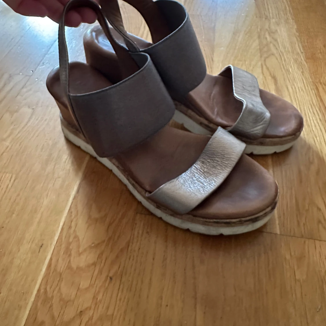 Beige sandaler från INUOVO