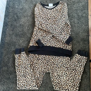 Pyjamas med leopardmönster från Wil heart 146/152 - Så fint pyjamas sett från Wild heart men ett leoparmönstrat och mjukt tyg!💖
