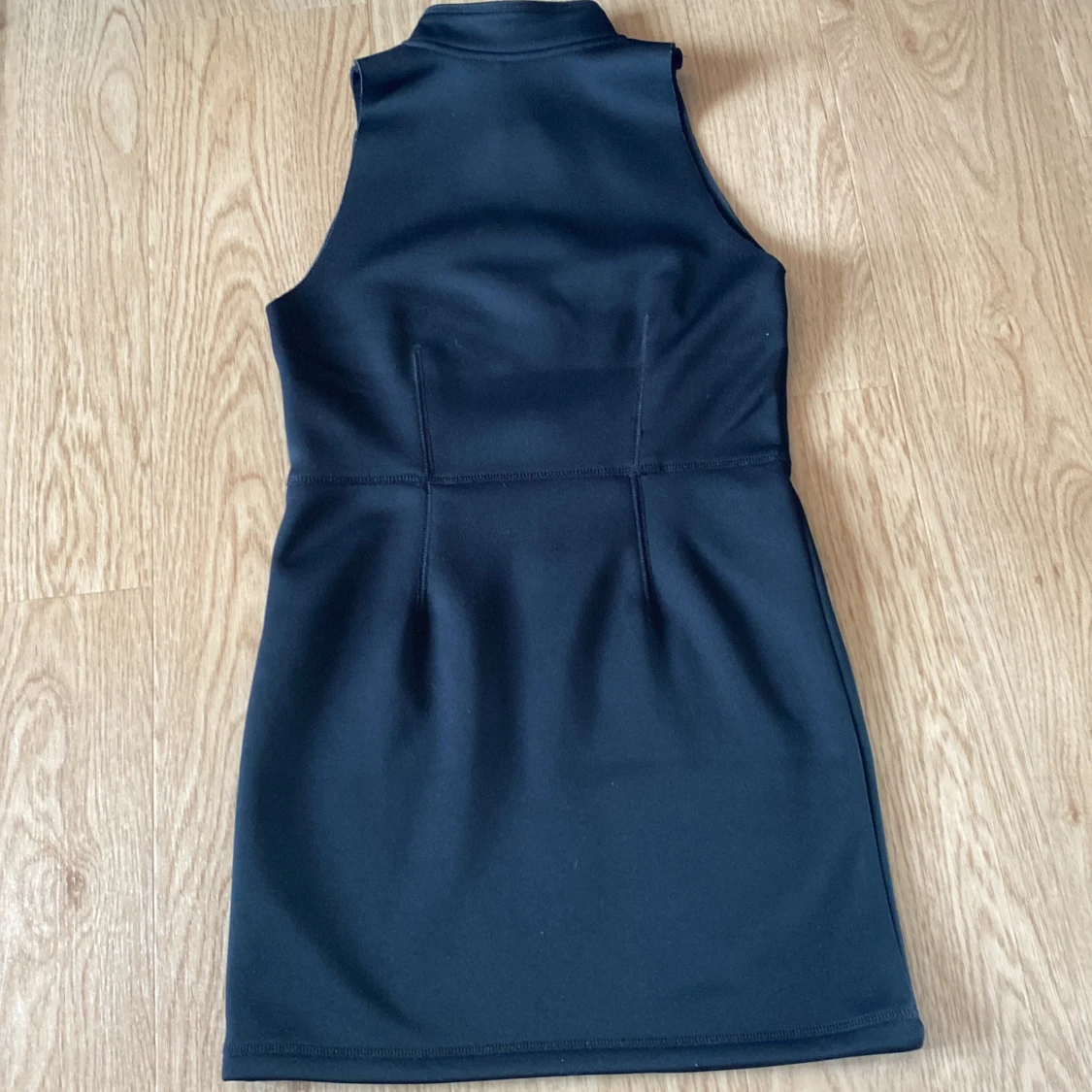 Svart ärmlös kortklänning med dragkedja från Cheap Monday storlek S - 1