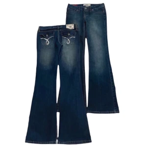 Bootcut jeans med strass - Ett par vintage lågmidjade bootcut jeans med snygga fickor, Midjemåttet är 72, innerbenslängden är 80, totala längden är 102 och benens bredd längst ned vid bootcuten är 24 💕