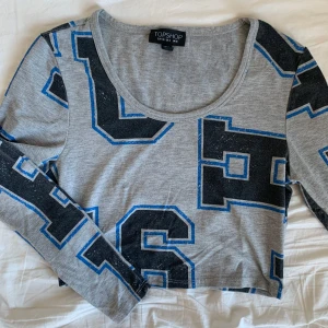 crop top från topshop - Snygg crop top från Topshop! Storlek 36. Den har ett jättelitet hål i ena armen på baksidan som knappt syns och som enkelt kan fixas (se sista bilden).   Jag säljer den även tillsammans med en annan topp för 15 kr. Kolla in min profil om du är intresserad 🤍