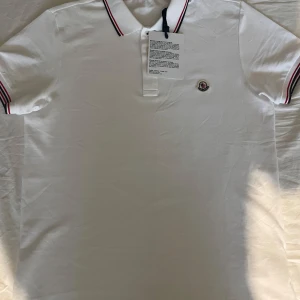 Moncler pike - Helt nytt! Storlek M Har en svart på samma pris! Det går och prata om priset!