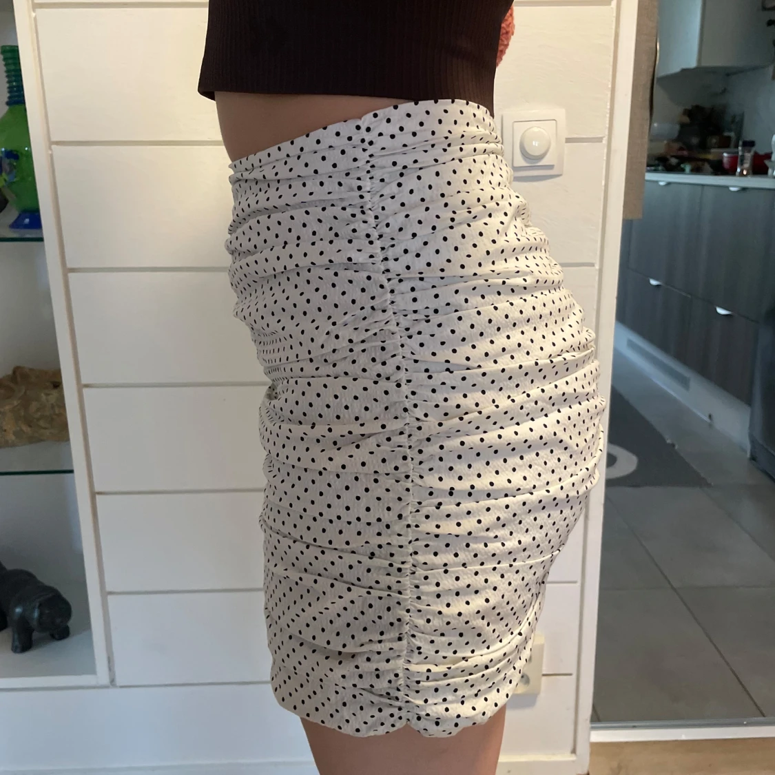 Vit prickig kortkjol  - 2