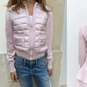 Ljusrosa cardigan jacka med dragkedja - Superfin ljusrosa cardigan jacka med quiltad framsida och två fickor. Använt en gång för passar inte mig. 
