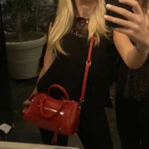 Svart blus med spets och volang - Supersnygg svart blus från frontrow. Använd endast fåtal gånger💕