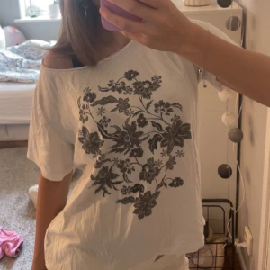 Vit blommig topp från Kappahl - gammal tröja (mammas) men väldigt fin!!