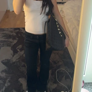 crocker svarta jeans  - säljer dessa svarta lågmidjade jeans strl 25/31 från crocker!!! 🥰