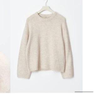 Stickad tröja - Säljer denna stickade tröja från Gina i en beige färg!!