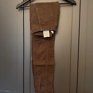 Bruna cargopants från Jack & Jones - Säljer ett par bruna cargopants från Jack & Jones i bomull. 