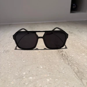 Tom Ford identiska solglasögon  - Extremt bra pris så först till kvarn. De är Tom Ford identiska solglasögon men ej äkta. De är helt nya och skickas samma dag som köpet. Kom pm vid minsta lilla fundering eller intresse 
