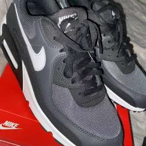 Nike Air Max 90 i svart och grå - Nike Air Max 90 sneakers i svart, grått och vitt. Helt nya har aldrig haft dem ute 