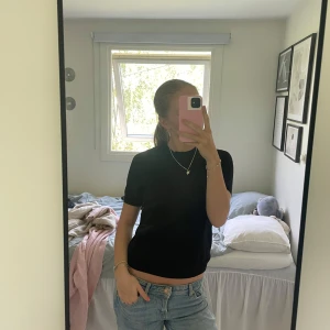 Svart finstickad kortärmad - Super söt tröja ifrån Lindex. Den är finstickad och i väldigt bra skick trots att den användts ett par gånger🤗🤗🤗🤗