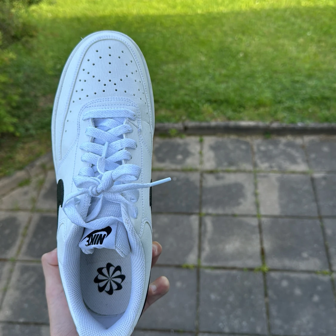 Nike vita sneakers med svart swoosh - 2