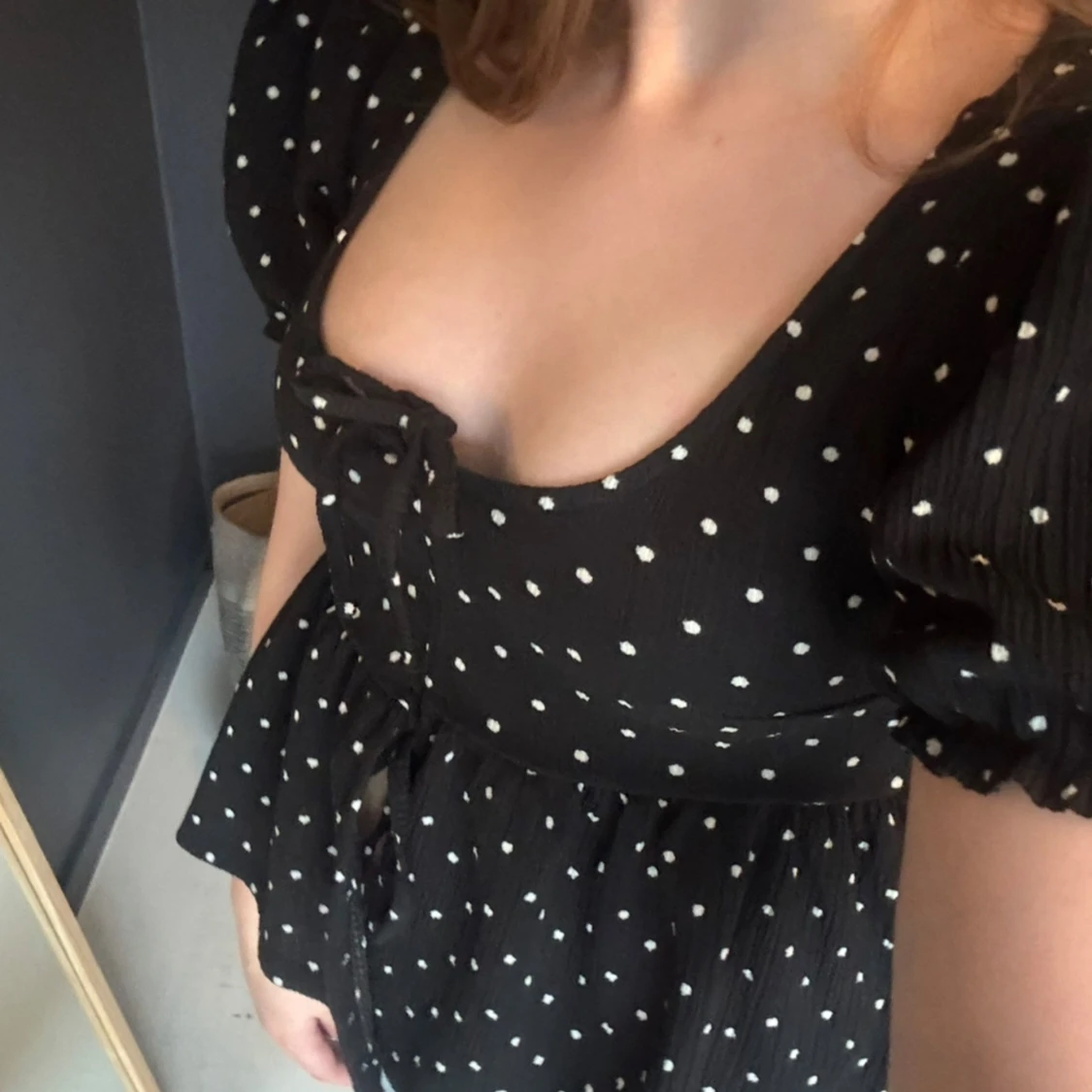 Svart prickig blus med puffärm - 1